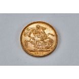 A 1907 GOLD SOVEREIGN, Edward VII, approx 8 grams.