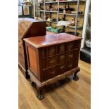 AN EARLY 20th CENTURY SOUTH AFRICAN STINKWOOD CHEST OF DRAWERS,