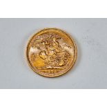 A 1974 GOLD SOVEREIGN, Elizabeth II, approx 8 grams.