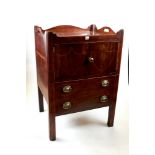 A GEORGE III MAHOGANY TRAY TOP COMMODE,