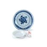 AN EARLY 18th CENTURY CHINESE BLUE AND WHITE PORCELAIN SAUCER DISH with central motif and bats,