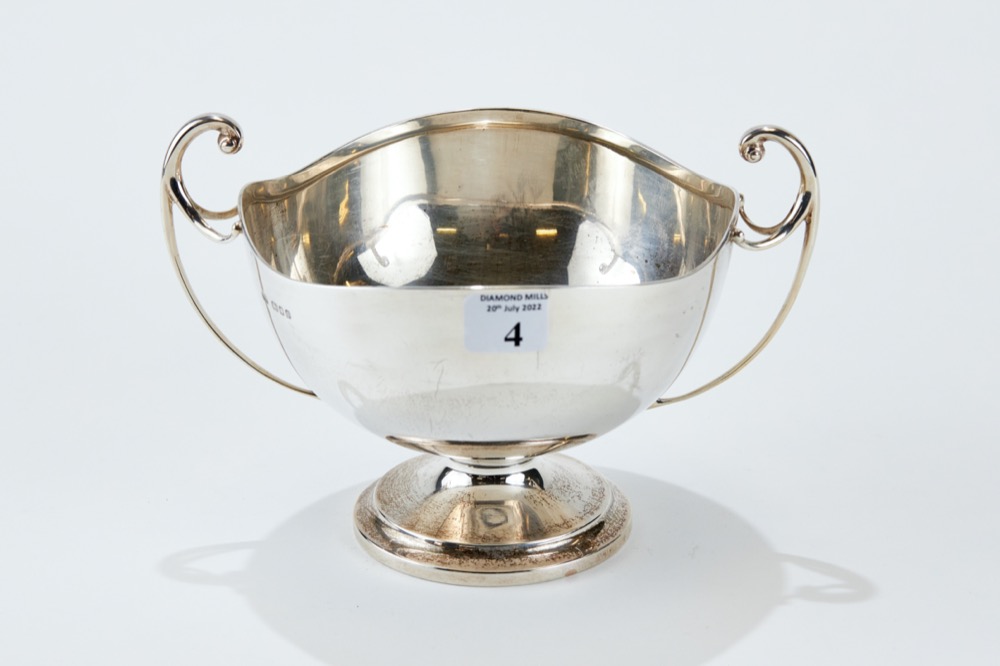 A GEORGE V SILVER BOWL with undulating rim and scroll handles, maker: RP Lodon 1929, approx 11 oz.