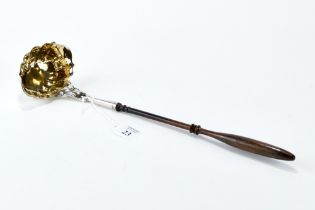 A FINE QUALITY 18TH CENTURY SILVER PUNCH LADLE with shaped gilded bowl and leaf capped socket with