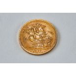 A 1965 GOLD SOVEREIGN, Elizabeth II, approx 8 grams.