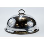 AN EDWARDIAN WALKER & HALL OVAL SILVER PLATED DISH COVER with a band of foliate engraving,