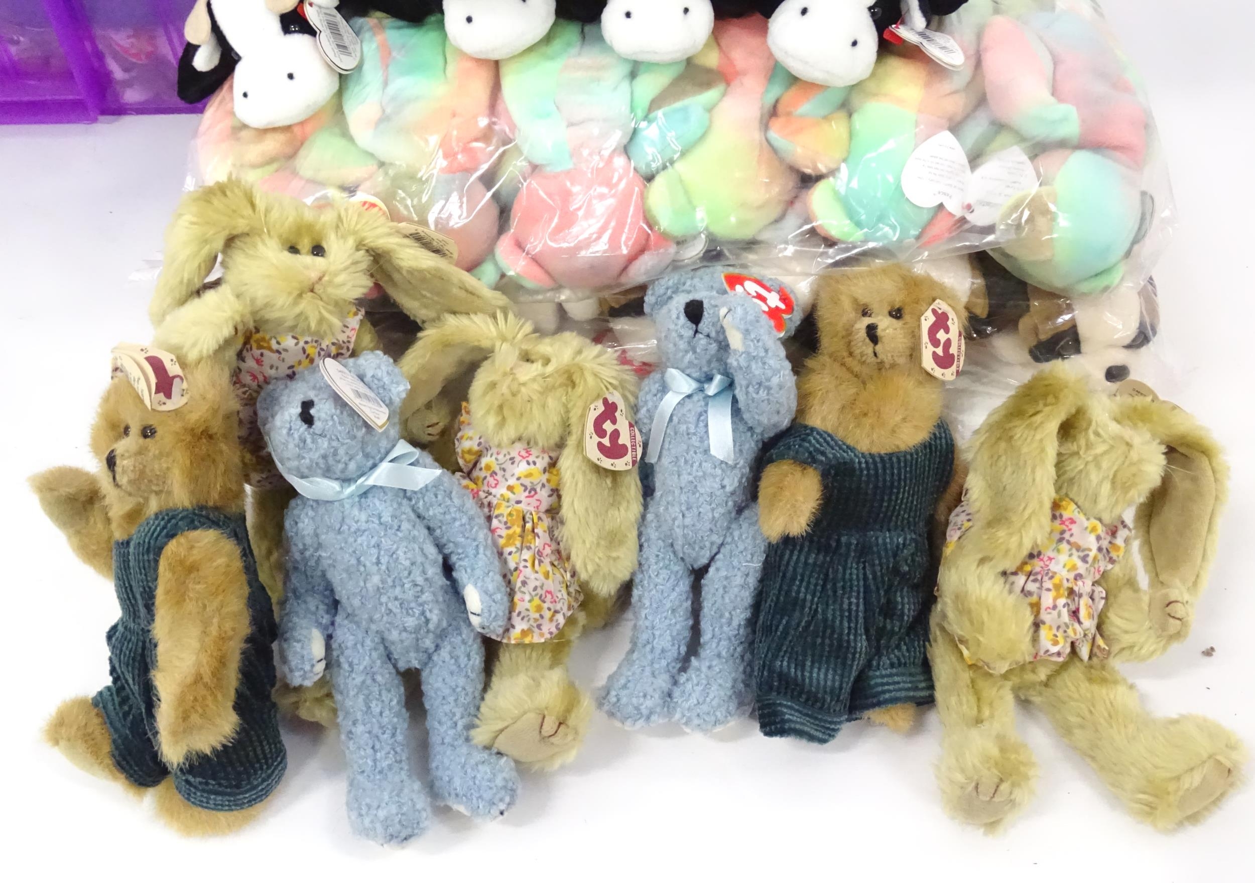 A large quantity of TY Beanie Baby soft toys to include puffins, cats, birds, bears, sheep, cows, - Bild 20 aus 23