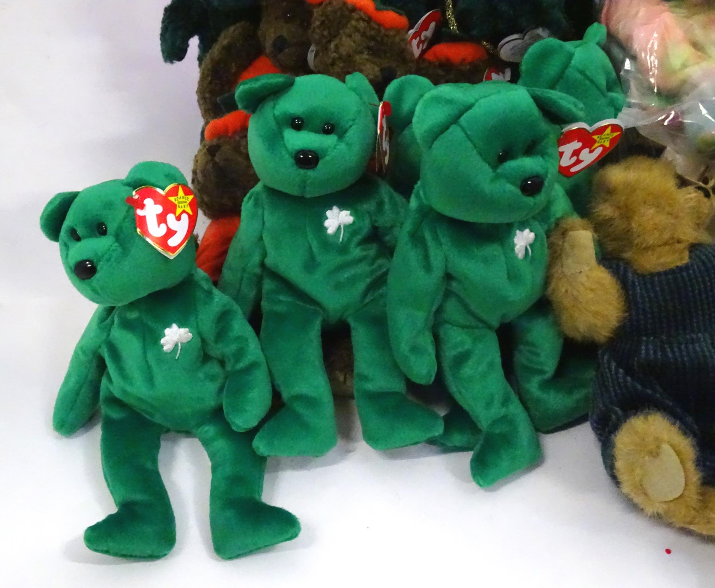 A large quantity of TY Beanie Baby soft toys to include puffins, cats, birds, bears, sheep, cows, - Bild 11 aus 23
