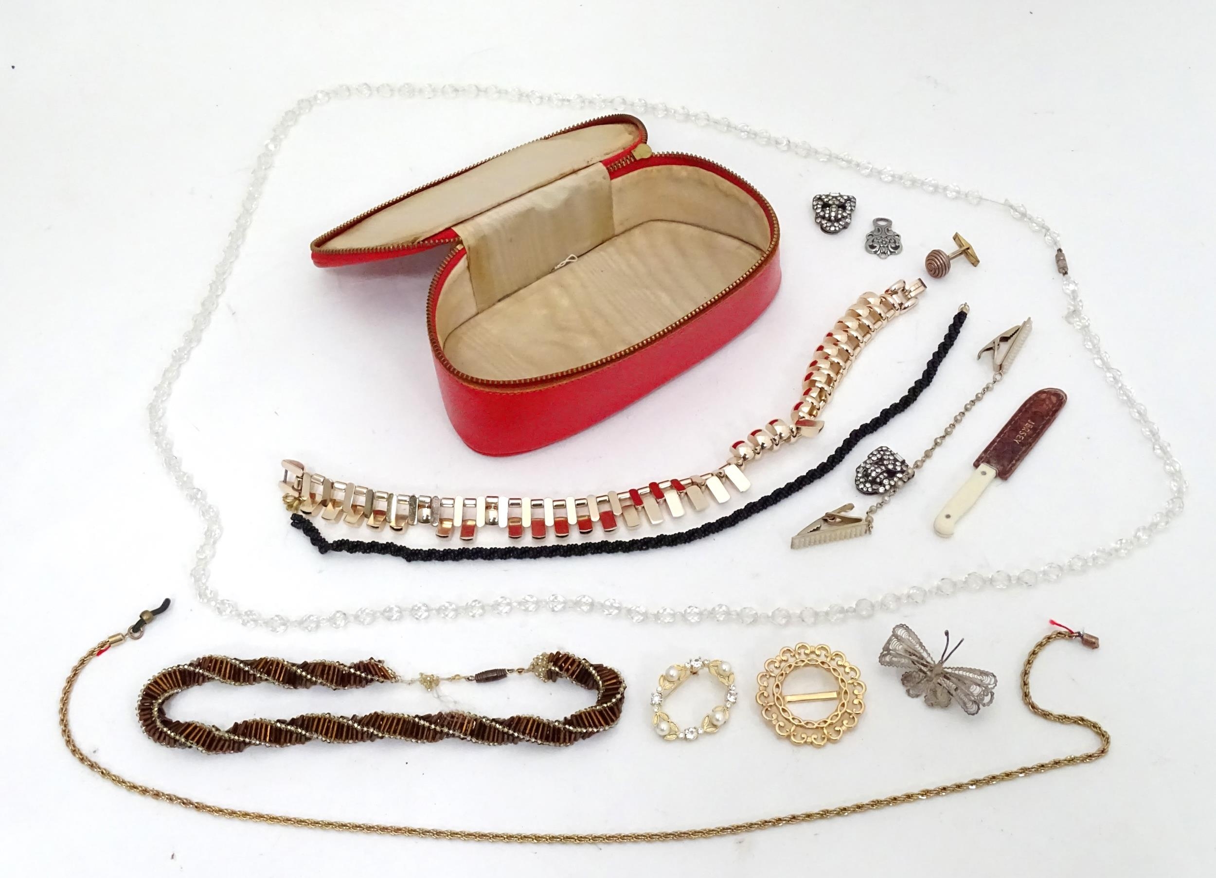 A quantity of costume jewellery to include necklaces, brooches, etc. Please Note - we do not make