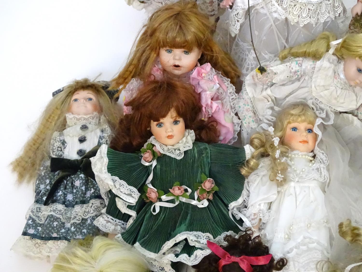 A quantity of dolls Please Note - we do not make reference to the condition of lots within - Bild 2 aus 9