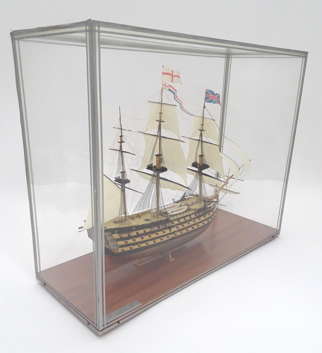 A model of HMS Victory in a perspex case Please Note - we do not make reference to the condition - Bild 3 aus 6