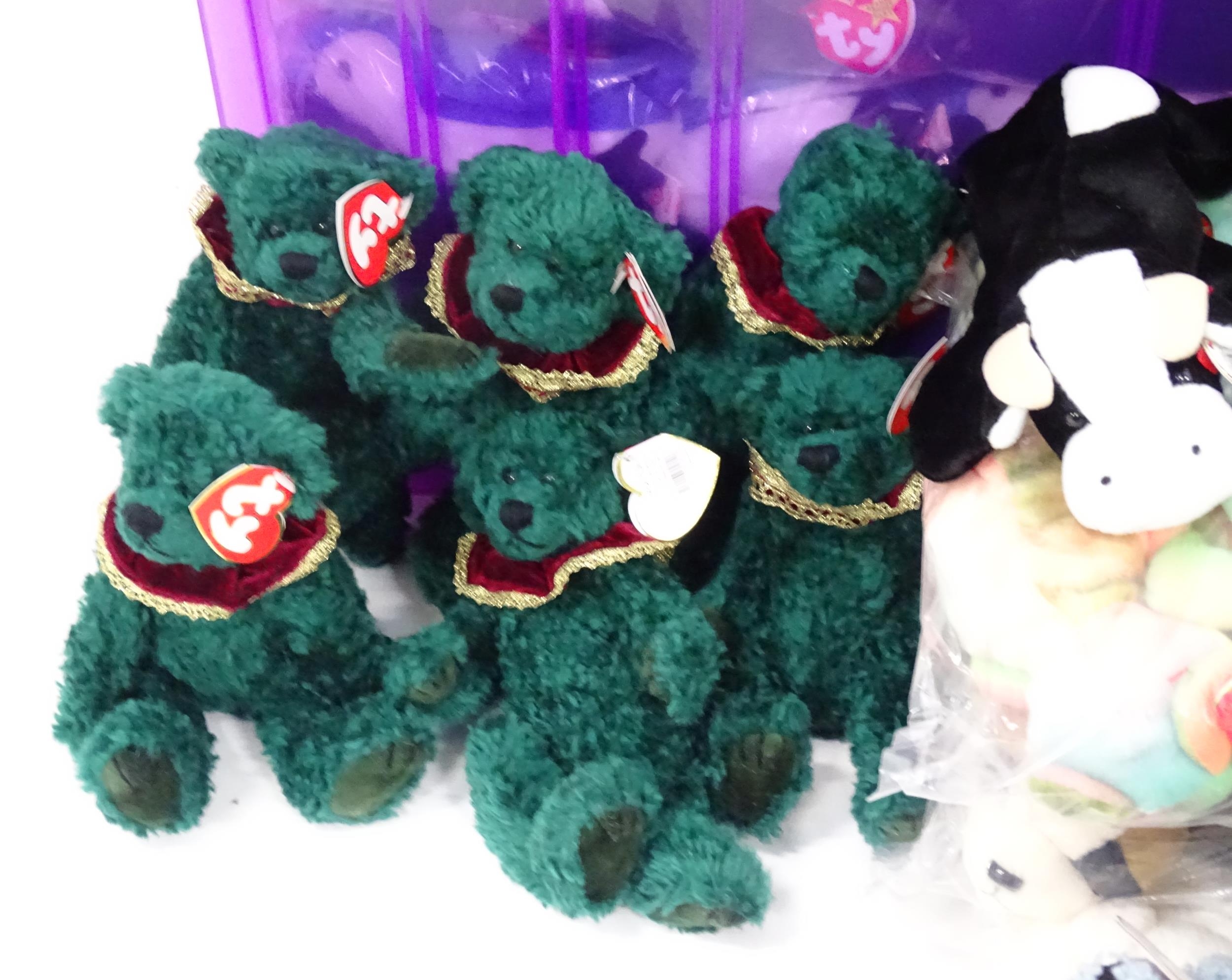A large quantity of TY Beanie Baby soft toys to include puffins, cats, birds, bears, sheep, cows, - Bild 17 aus 23