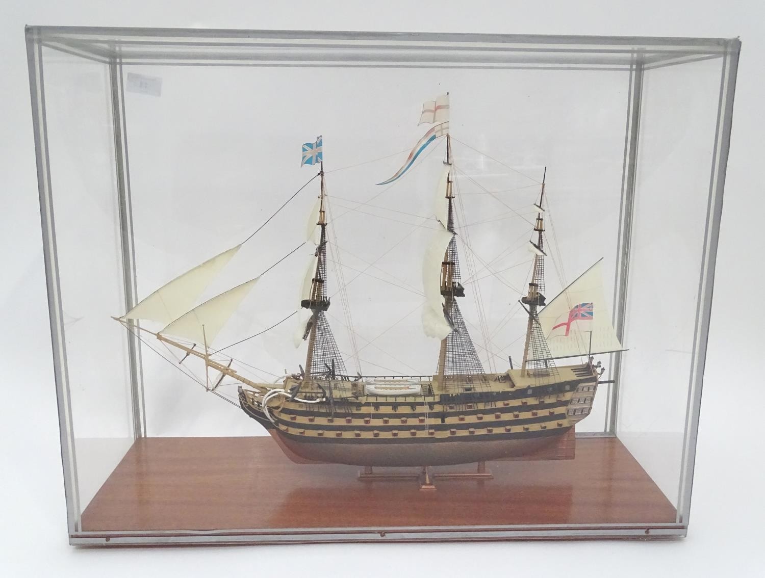 A model of HMS Victory in a perspex case Please Note - we do not make reference to the condition - Bild 2 aus 6