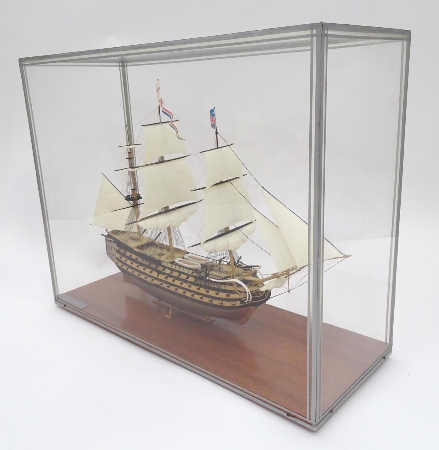 A model of HMS Victory in a perspex case Please Note - we do not make reference to the condition - Bild 4 aus 6