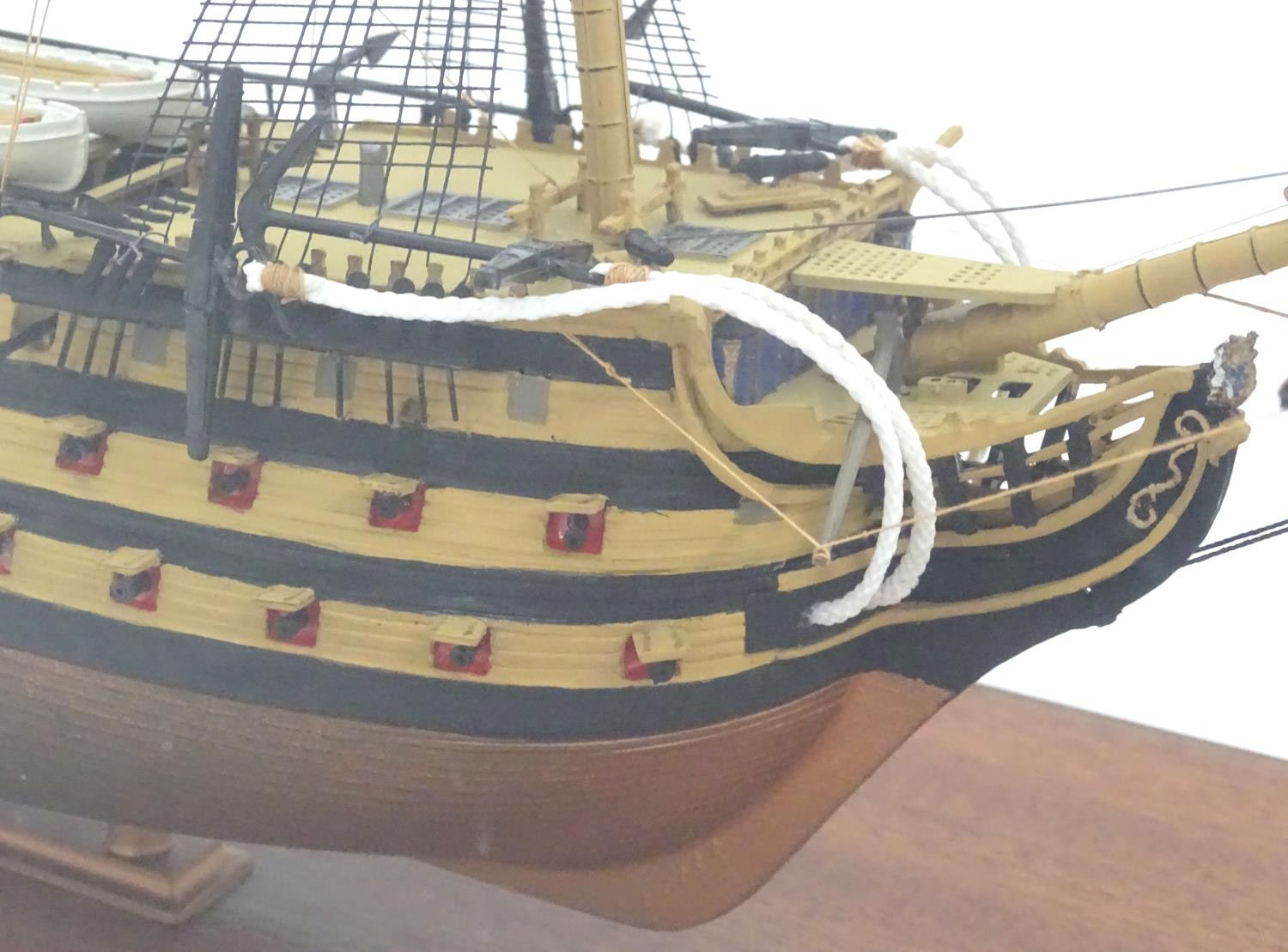 A model of HMS Victory in a perspex case Please Note - we do not make reference to the condition - Bild 5 aus 6