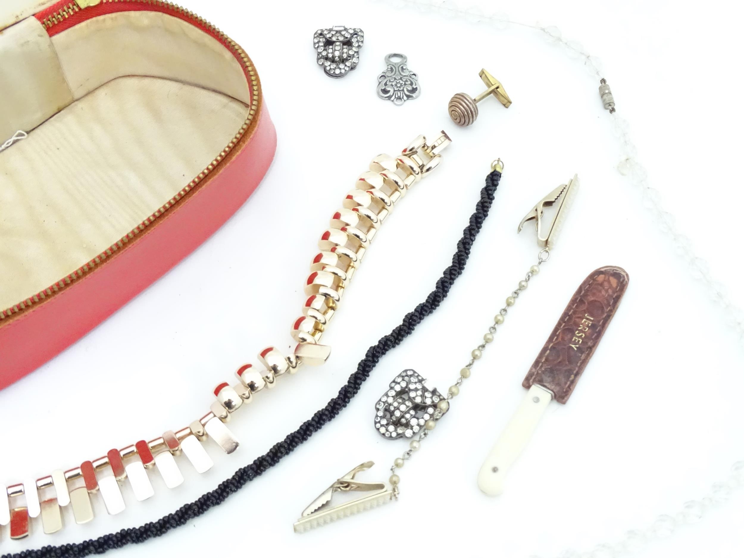 A quantity of costume jewellery to include necklaces, brooches, etc. Please Note - we do not make - Image 5 of 5