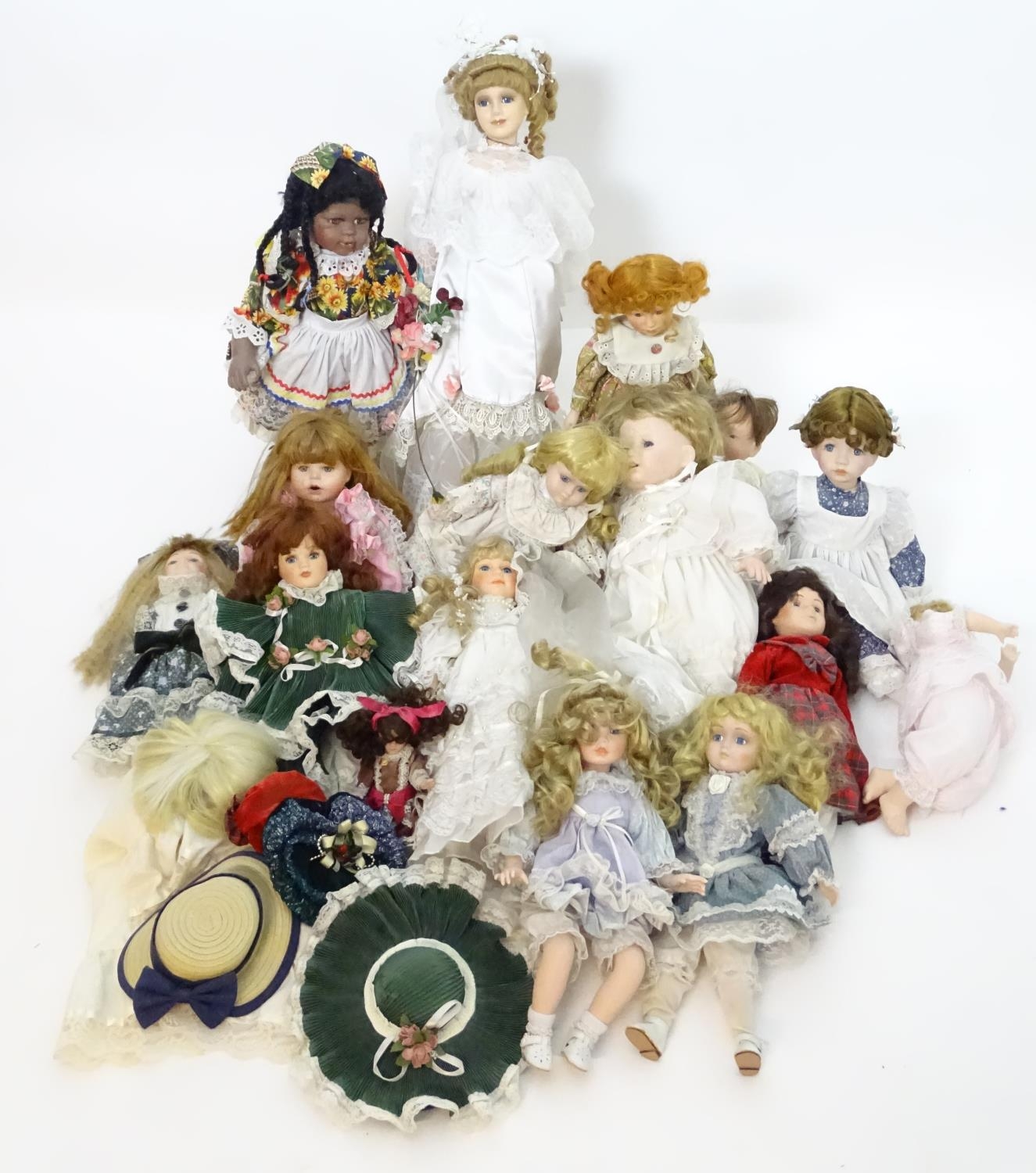 A quantity of dolls Please Note - we do not make reference to the condition of lots within