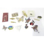 A quantity of assorted jewellery to include brooches. Please Note - we do not make reference to