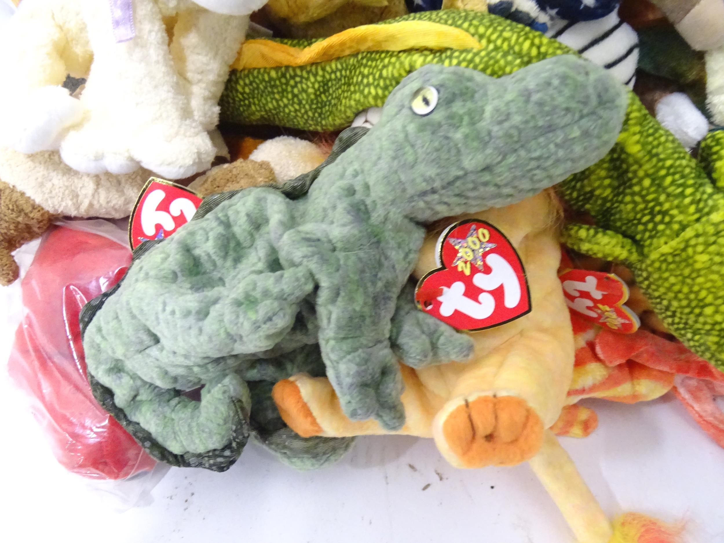 A large quantity of assorted TY Beanie Baby and Beanie Buddy soft toys to include wedding bears, - Bild 11 aus 14