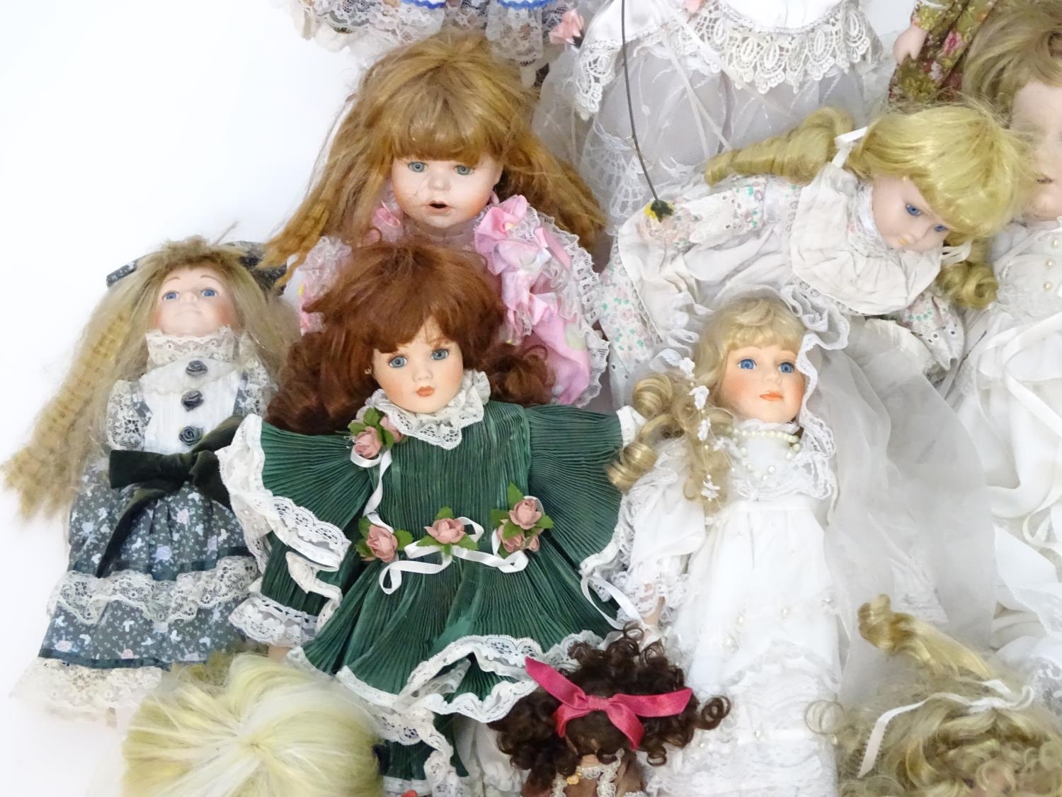 A quantity of dolls Please Note - we do not make reference to the condition of lots within - Bild 6 aus 9