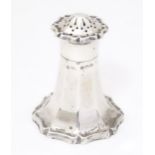 A silver pepper pot of octagonal form, hallmarked Birmingham 1921, maker Wilmot Manufacturing Co.