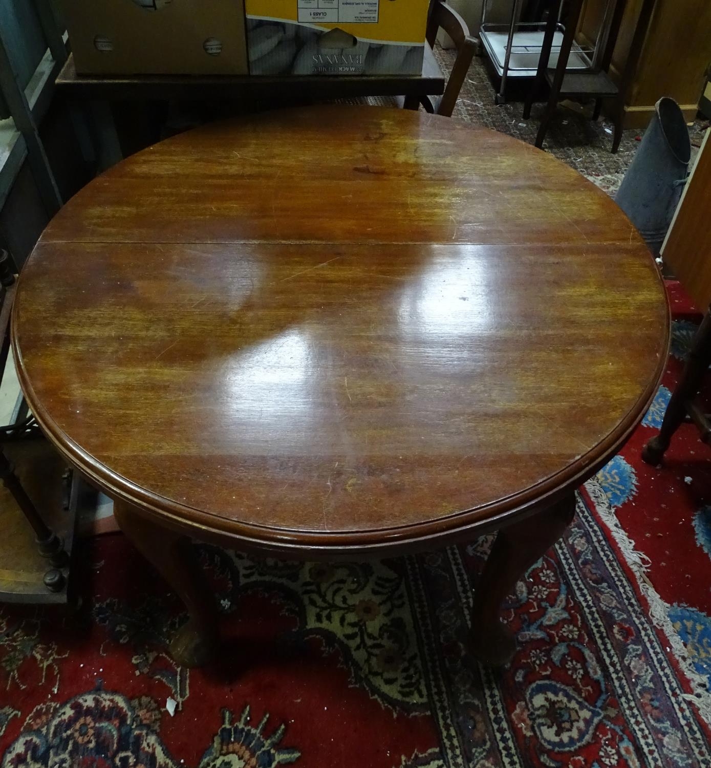 A mahogany oval dining table with cabriole legs and pad feet. Please Note - we do not make reference - Image 2 of 5