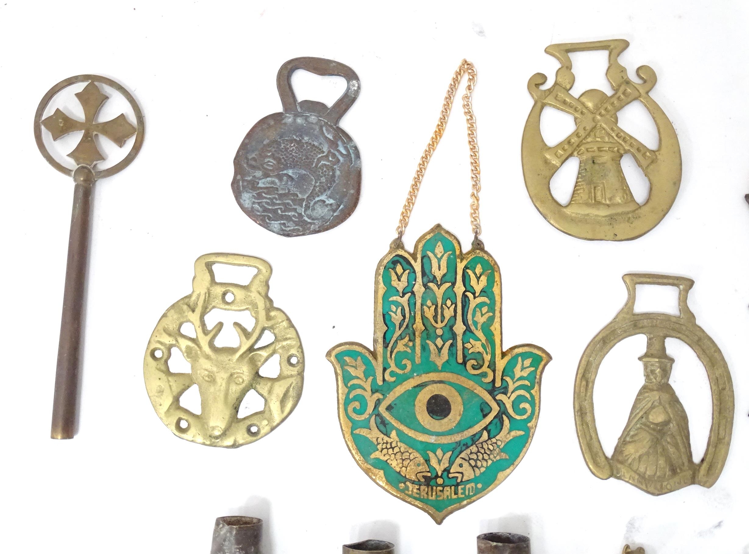 A box of assorted brass items to include a bottle opener, horse brasses, a Hamsa hand with enamel - Image 4 of 6