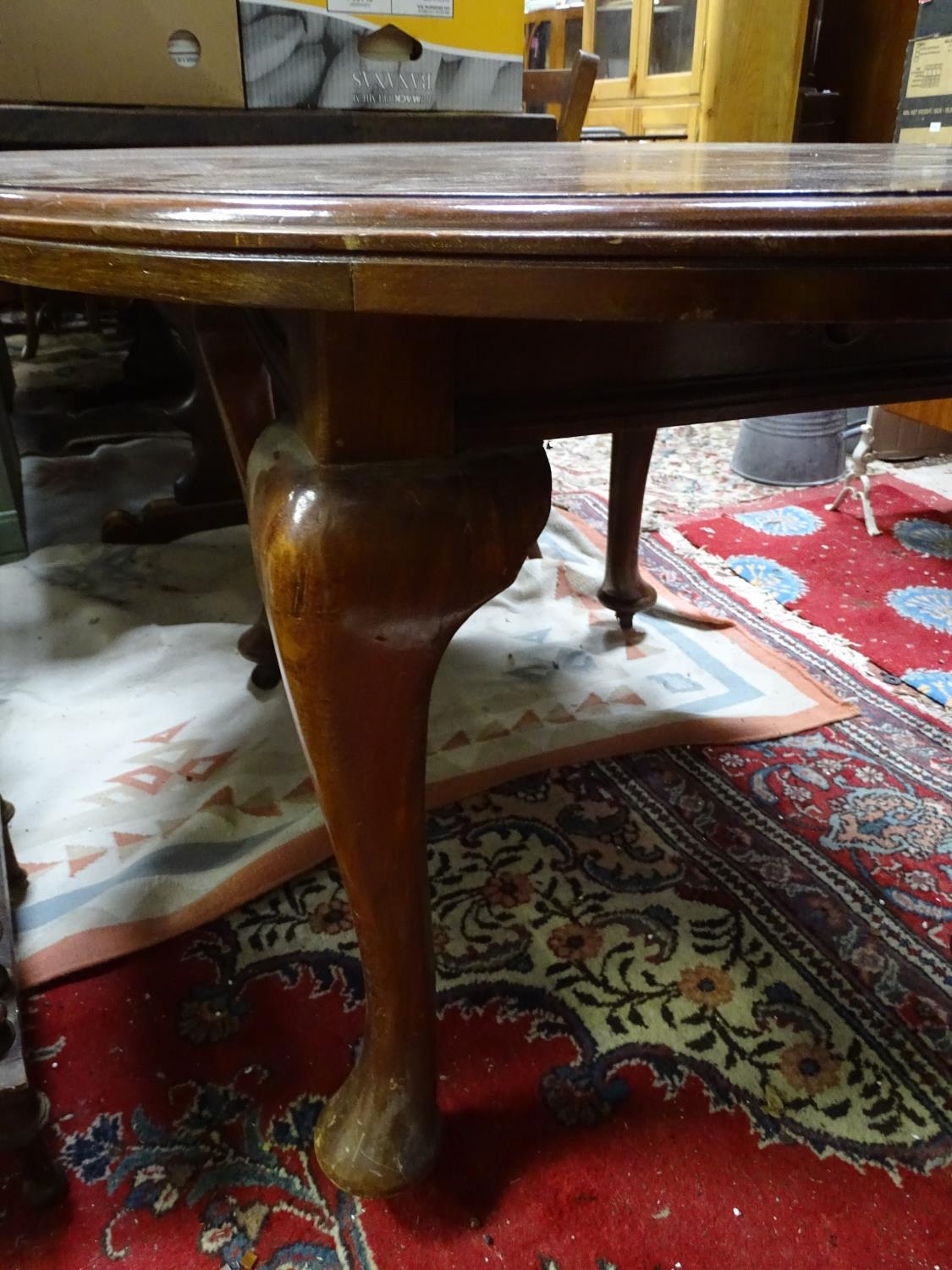A mahogany oval dining table with cabriole legs and pad feet. Please Note - we do not make reference - Image 5 of 5