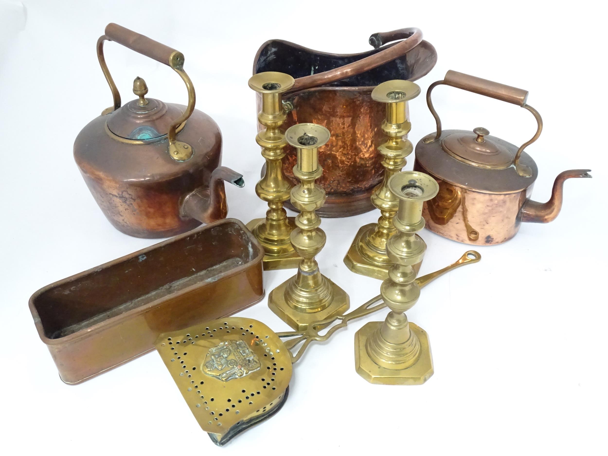 A quantity of brass and copper wares to include coal scuttle, kettles, copper pot, candlesticks, - Image 4 of 6