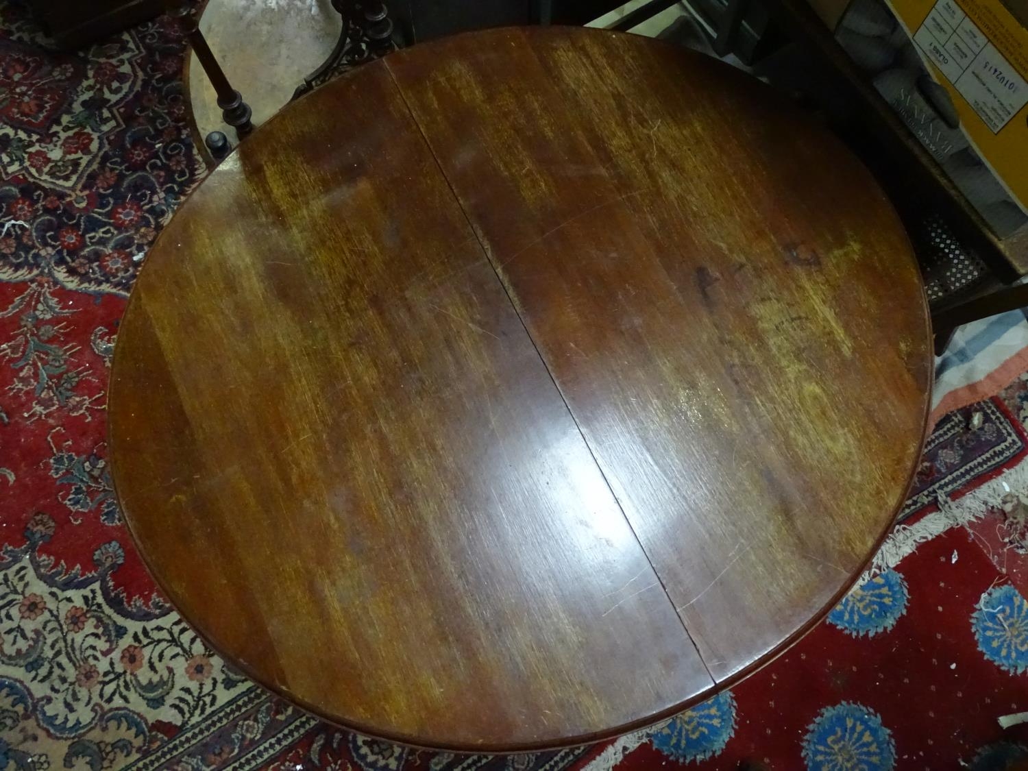 A mahogany oval dining table with cabriole legs and pad feet. Please Note - we do not make reference - Image 4 of 5
