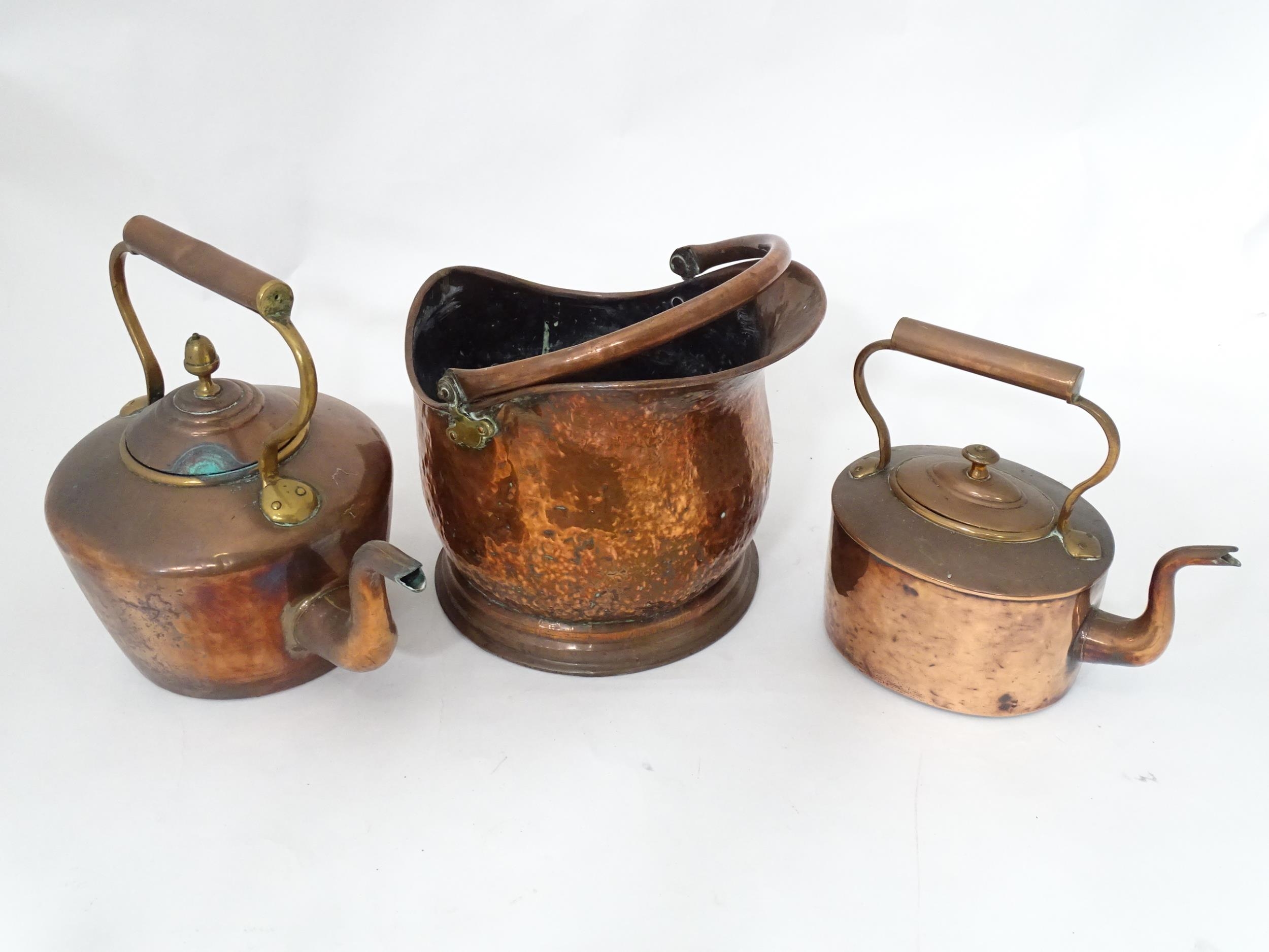 A quantity of brass and copper wares to include coal scuttle, kettles, copper pot, candlesticks, - Image 5 of 6