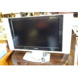 A Panasonic Viera 32" TV / television, with remote Please Note - we do not make reference to the