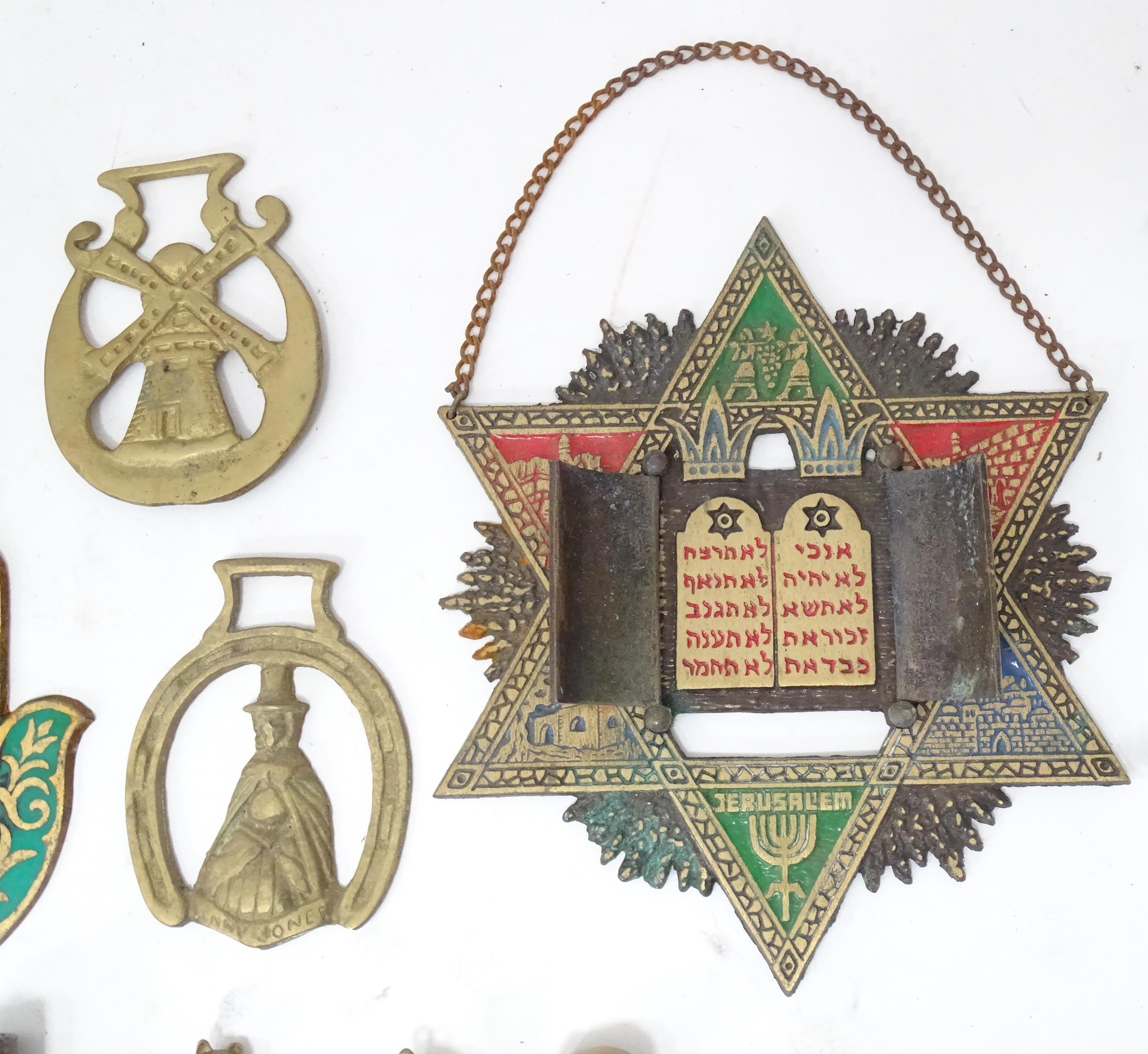 A box of assorted brass items to include a bottle opener, horse brasses, a Hamsa hand with enamel - Image 3 of 6