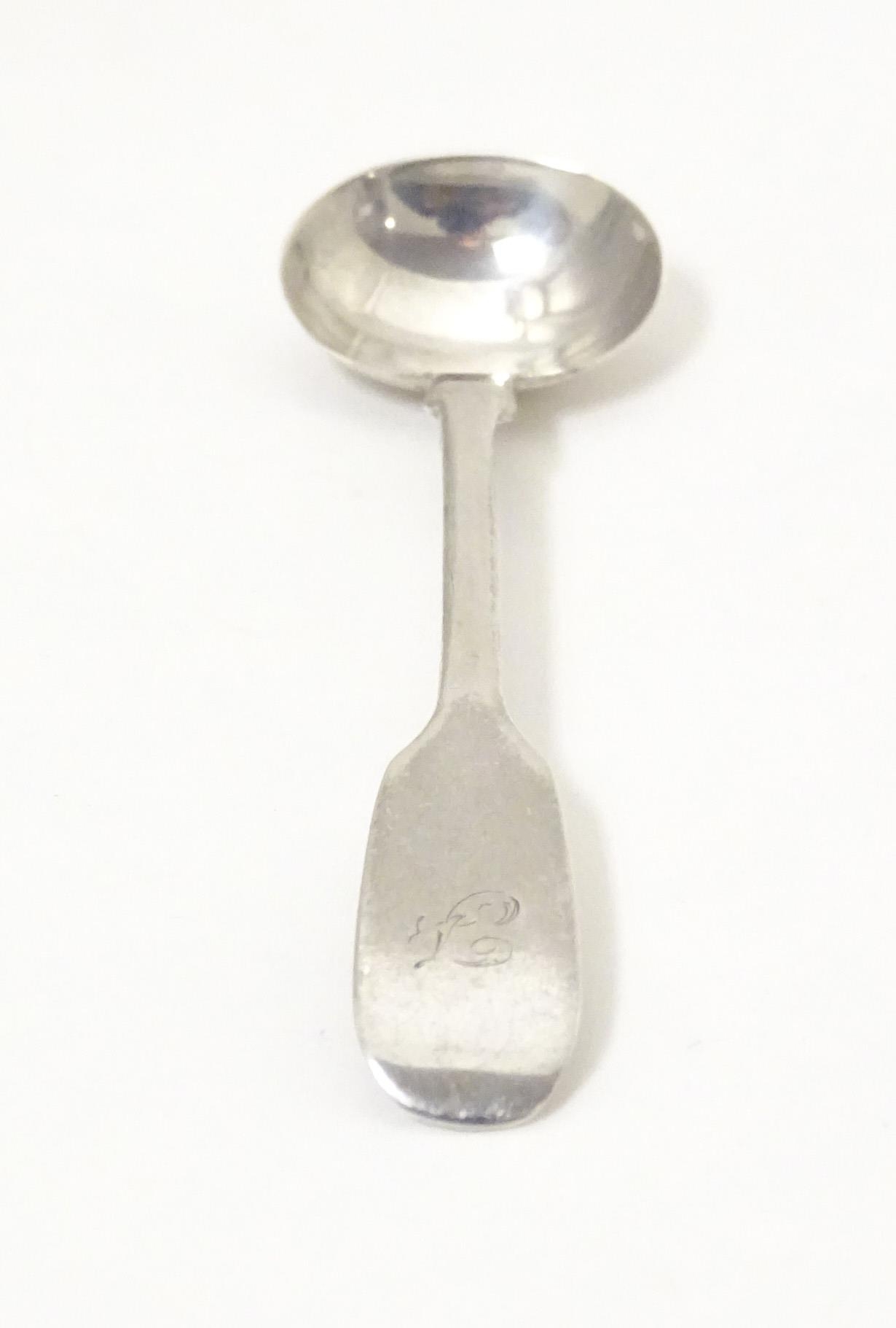 A Victorian silver Fiddle pattern salt spoon, hallmarked London 1838, maker Robert Wallis. Approx. - Image 4 of 6