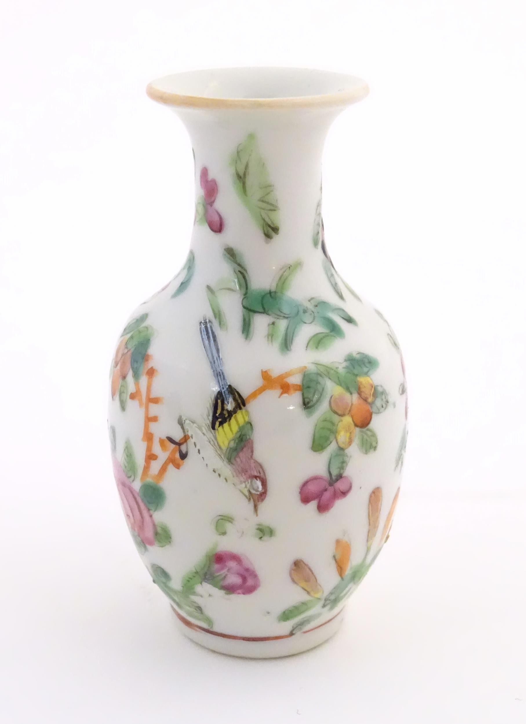 A small Chinese famille rose baluster vase decorated with butterflies amongst flowers and foliage. - Bild 5 aus 7