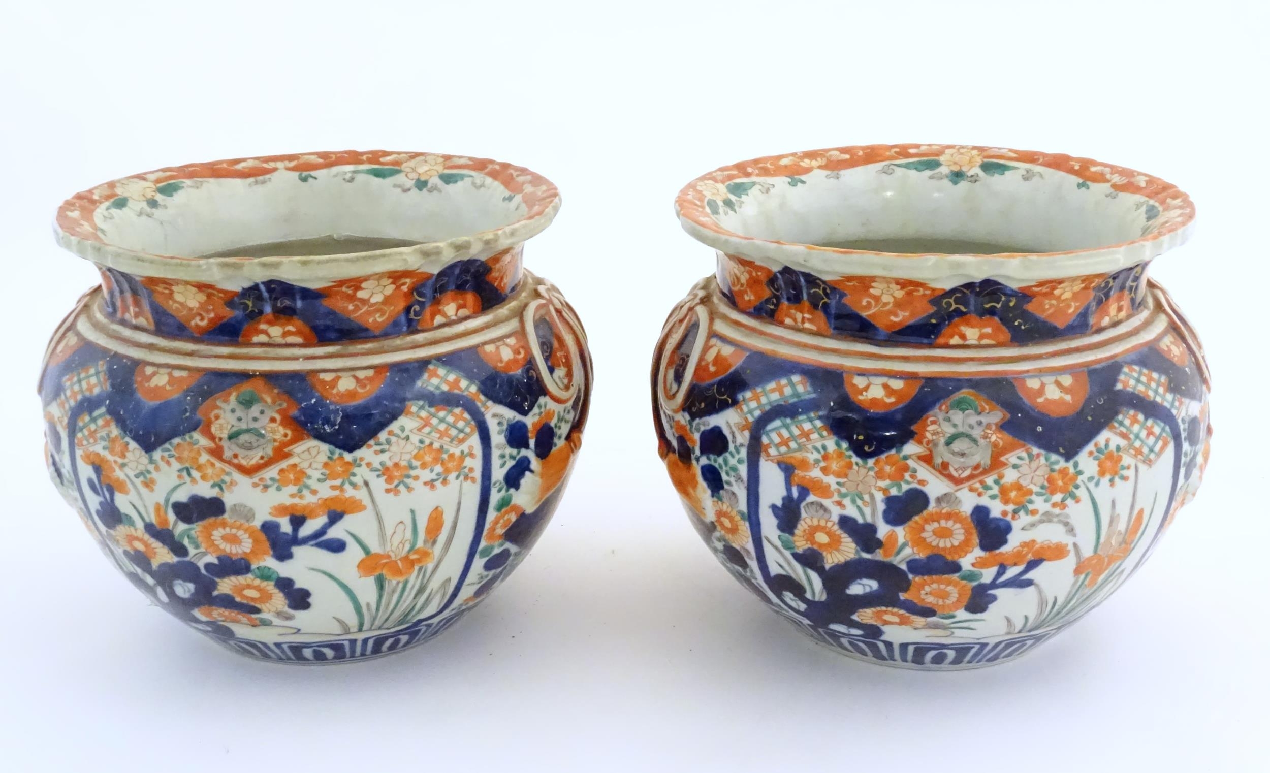 A pair of Oriental planters / jardinieres decorated in the Imari with flowers, foliage and tassel - Bild 6 aus 8