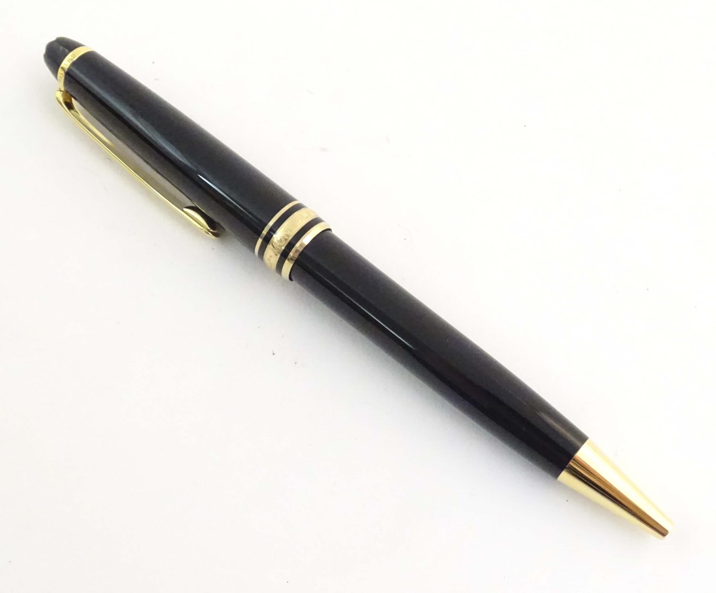 A cased Montblanc 'Meisterstuck' ballpoint pen, in black finish and decorated with gilt banding. - Image 4 of 13