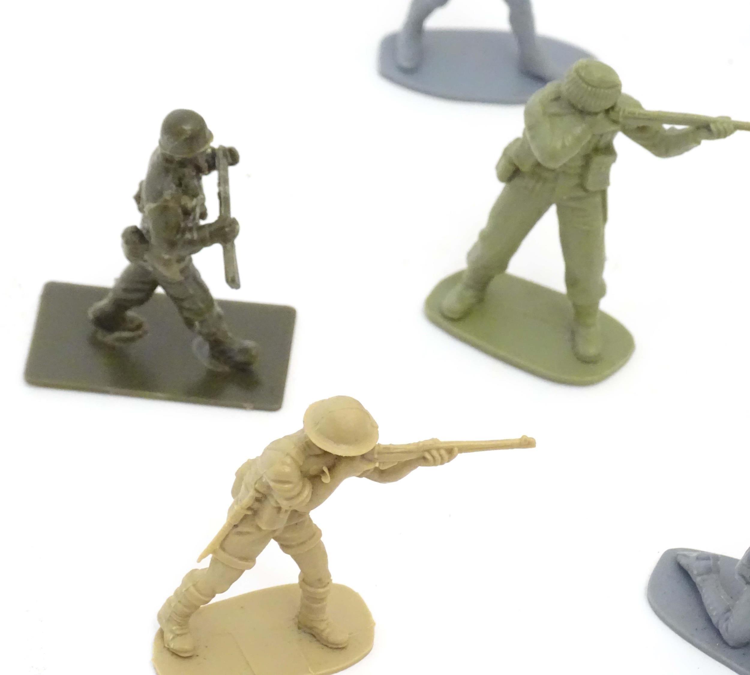 Toys: A quantity of assorted military figures to include Airfix plastic foot soldiers / infantry - Image 18 of 38