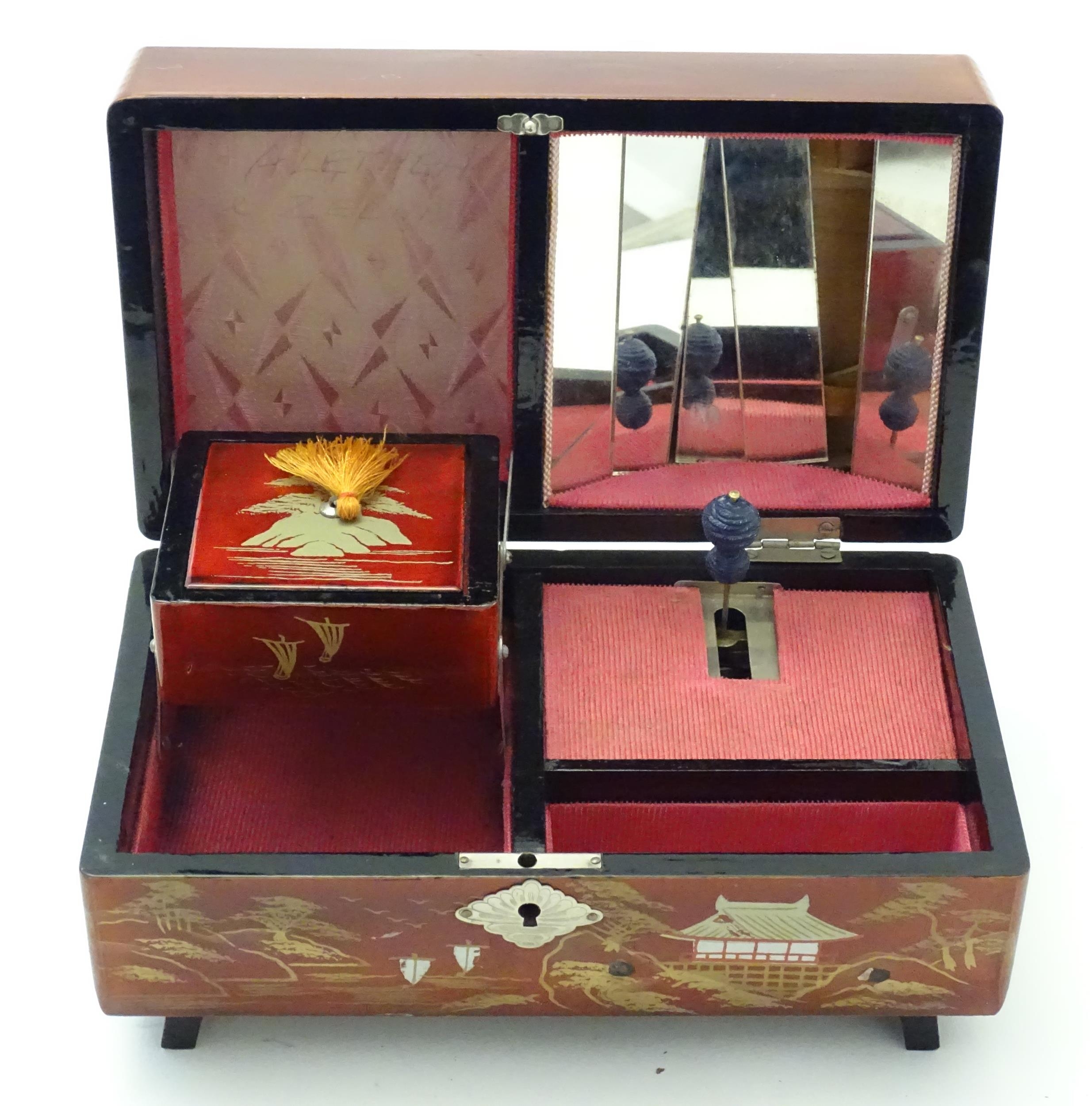 Four Oriental lacquered items comprising a desk tidy / organiser with shaped back decorated with a - Bild 9 aus 15