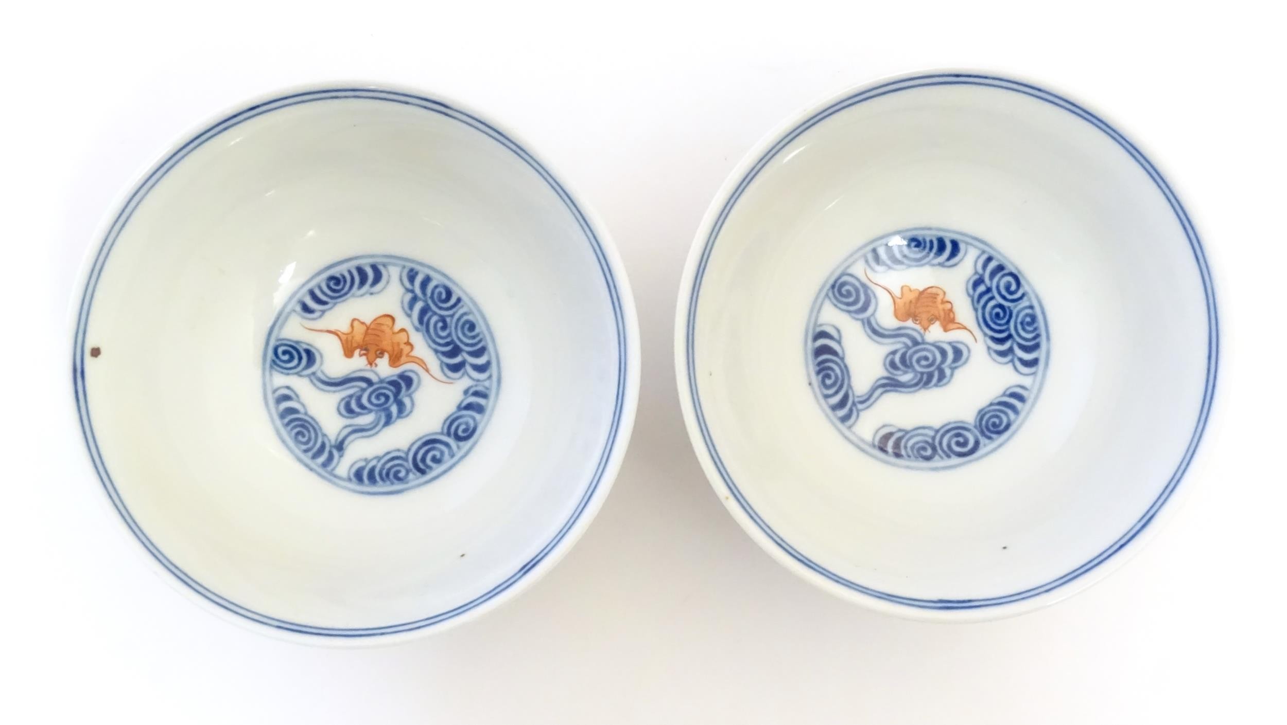 A pair of Chinese bowls decorated with stylised bats amongst clouds. Character marks under. - Bild 7 aus 9