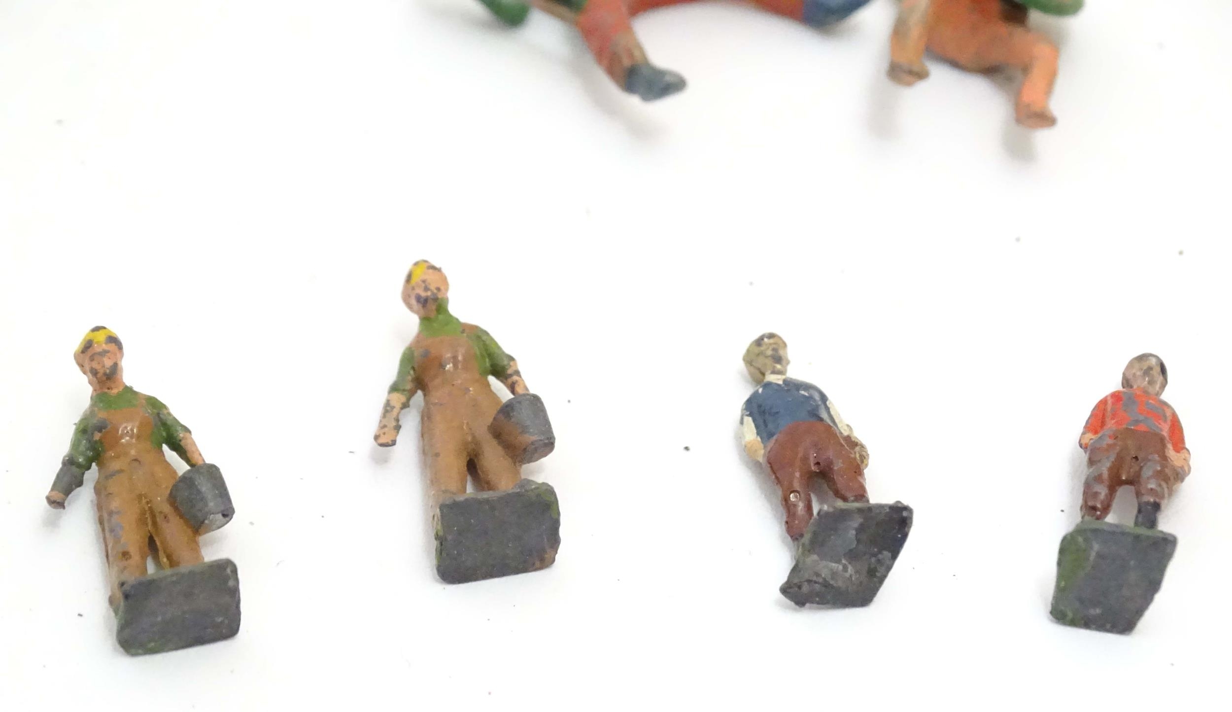 Toys: A quantity of assorted military figures to include Airfix plastic foot soldiers / infantry - Image 20 of 38