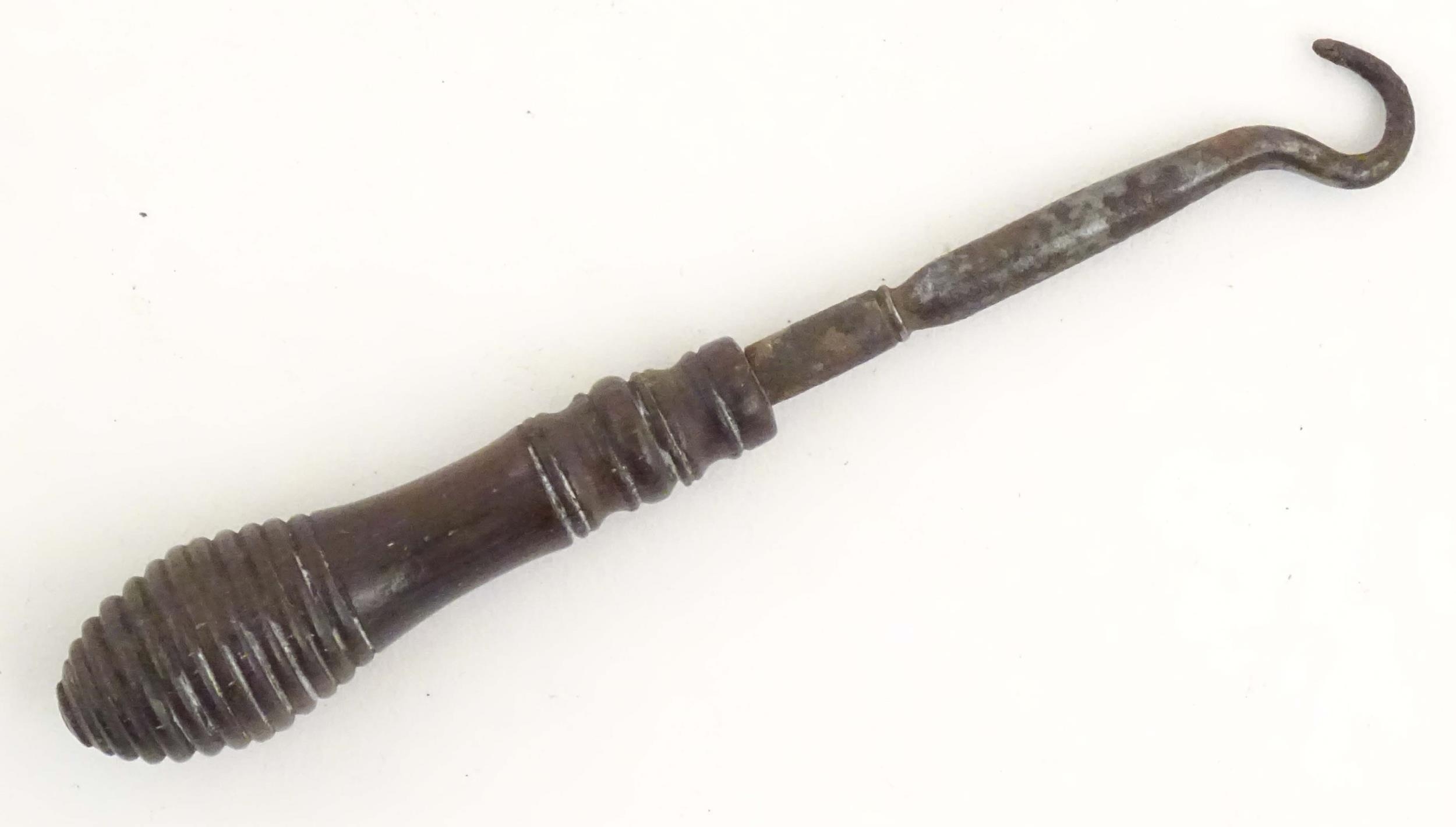A Victorian button hook with a turned wooden handle. Approx. 4 1/2" long Please Note - we do not - Bild 3 aus 6