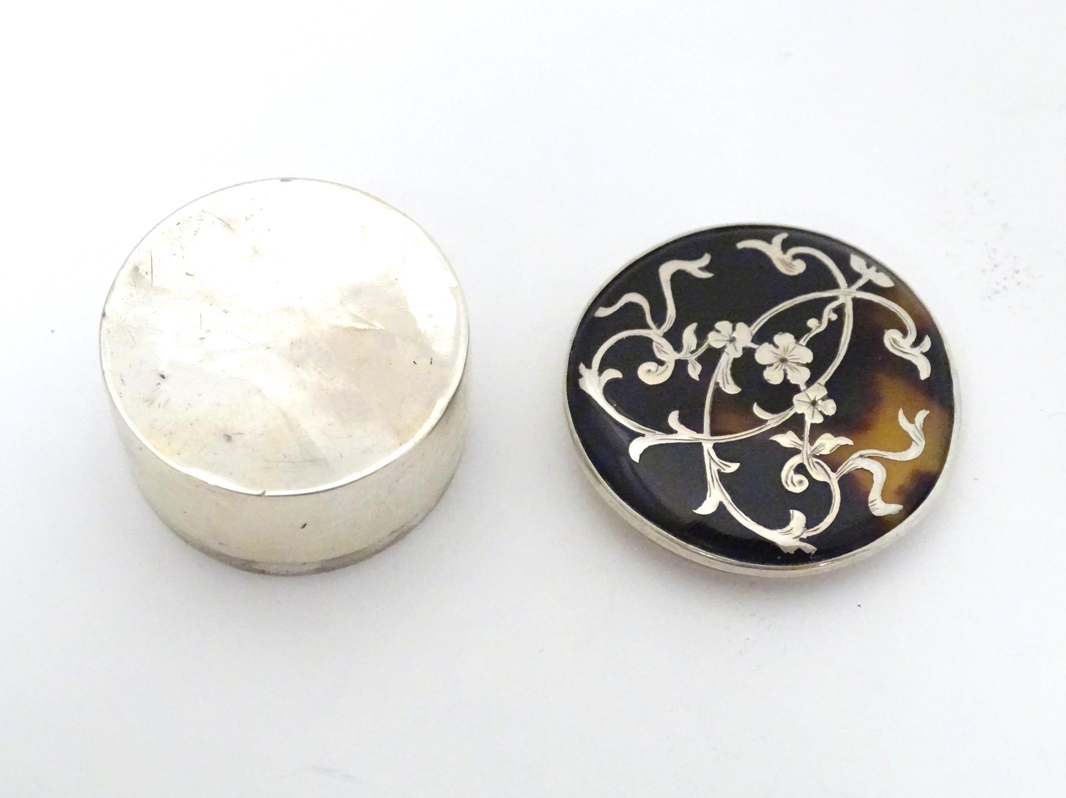 A silver and tortoiseshell pill box with pique decoration to lid. Hallmarked London 1912 Approx. 1 - Image 4 of 6