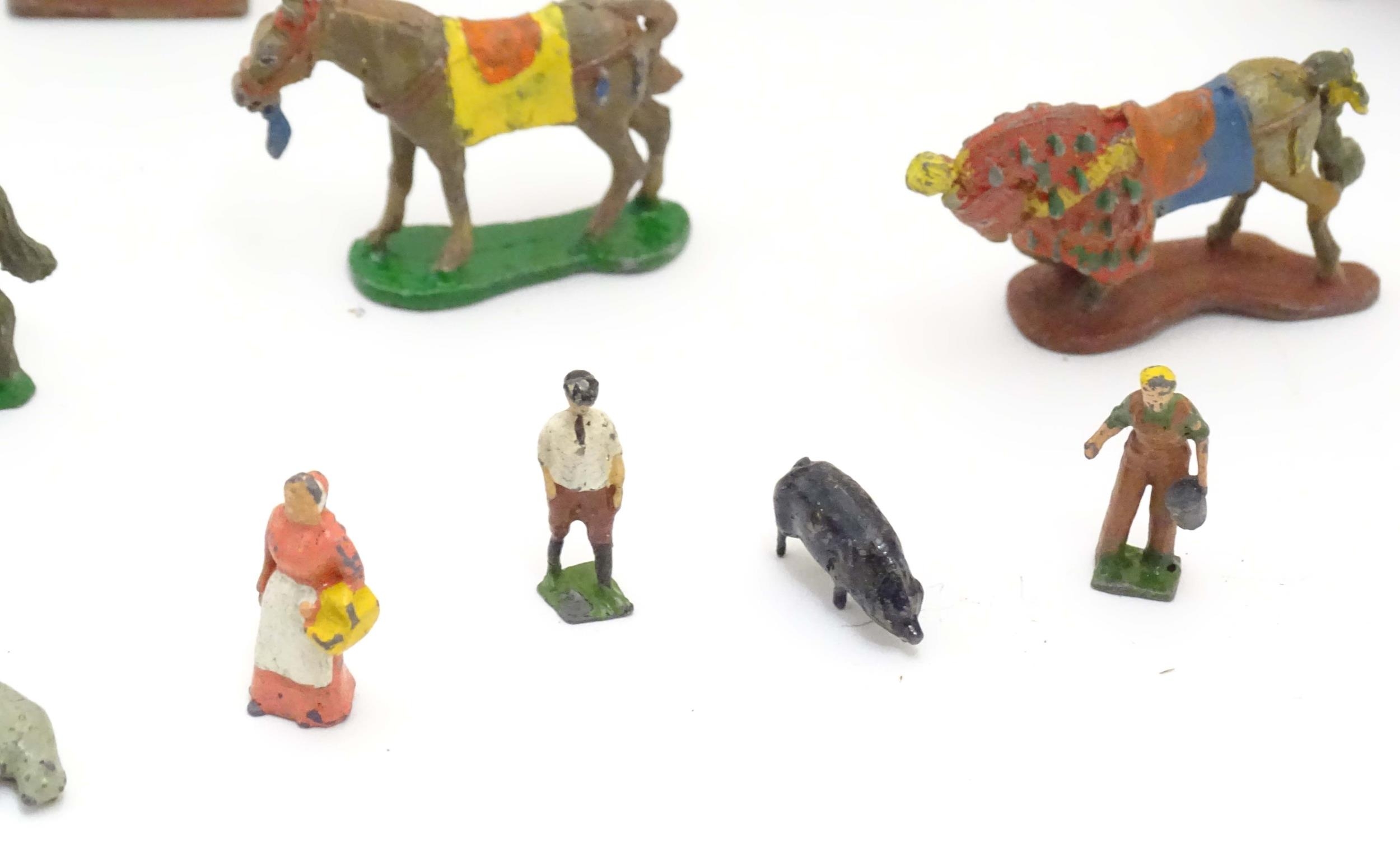 Toys: A quantity of assorted military figures to include Airfix plastic foot soldiers / infantry - Image 9 of 38