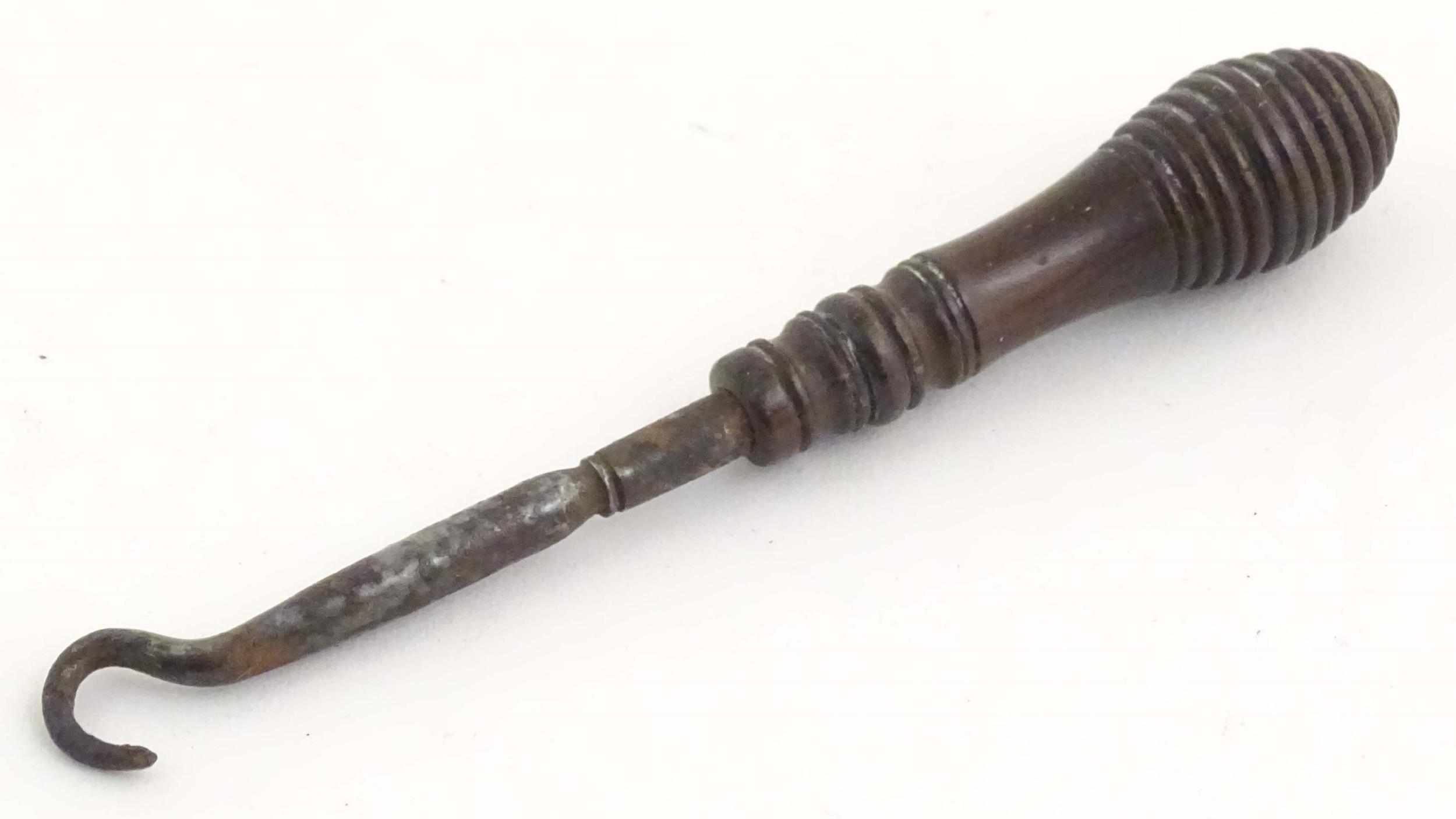 A Victorian button hook with a turned wooden handle. Approx. 4 1/2" long Please Note - we do not - Bild 5 aus 6