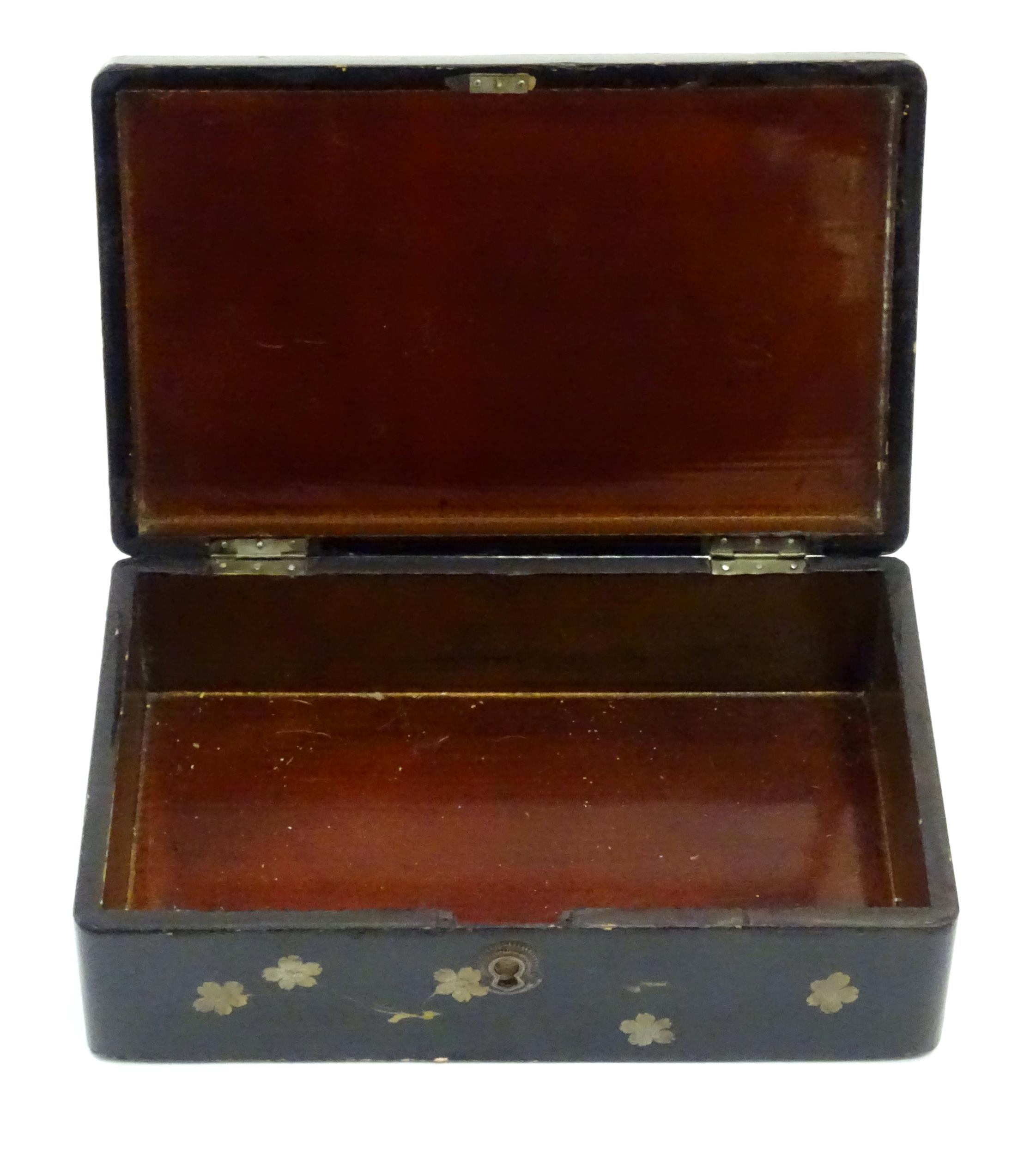 A Japanese lacquered box with hinge lid decorated with flowers and foliage, with faux lifted - Image 4 of 5