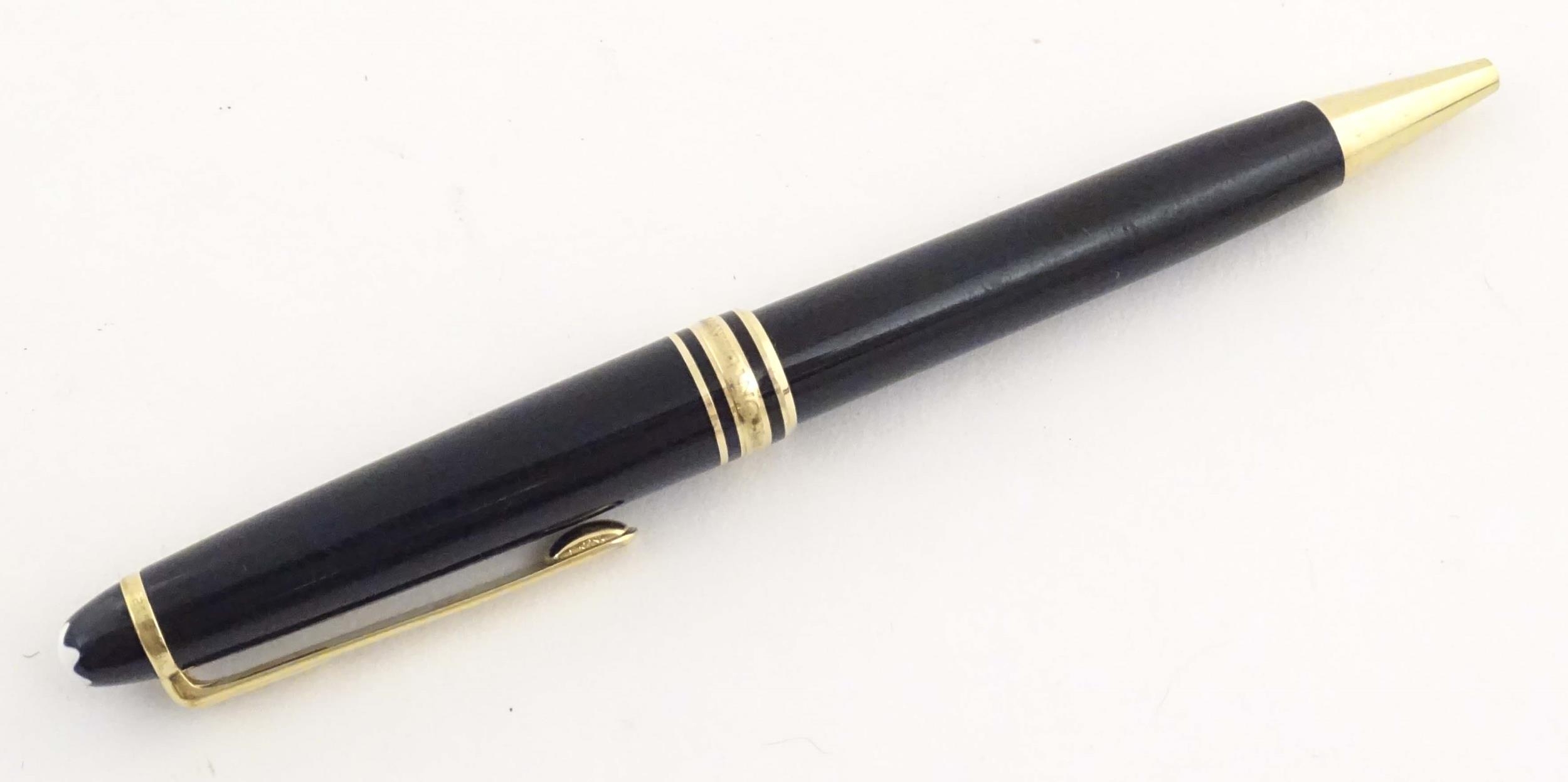 A cased Montblanc 'Meisterstuck' ballpoint pen, in black finish and decorated with gilt banding. - Image 3 of 12