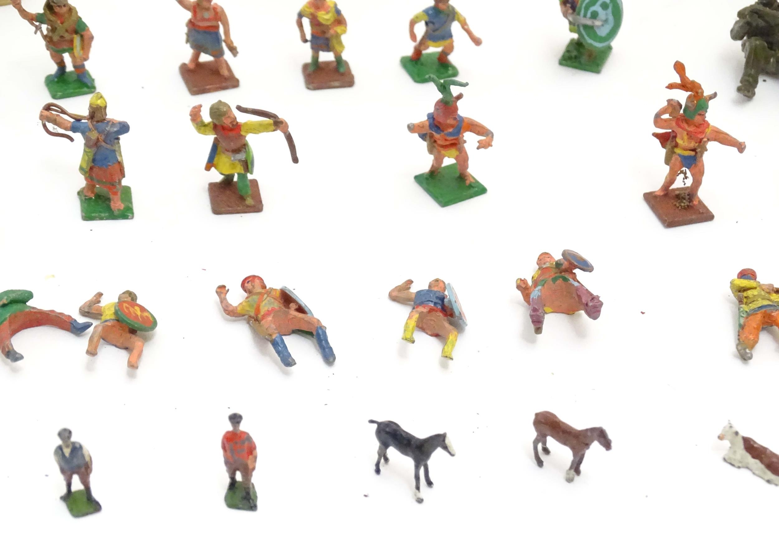 Toys: A quantity of assorted military figures to include Airfix plastic foot soldiers / infantry - Image 10 of 38