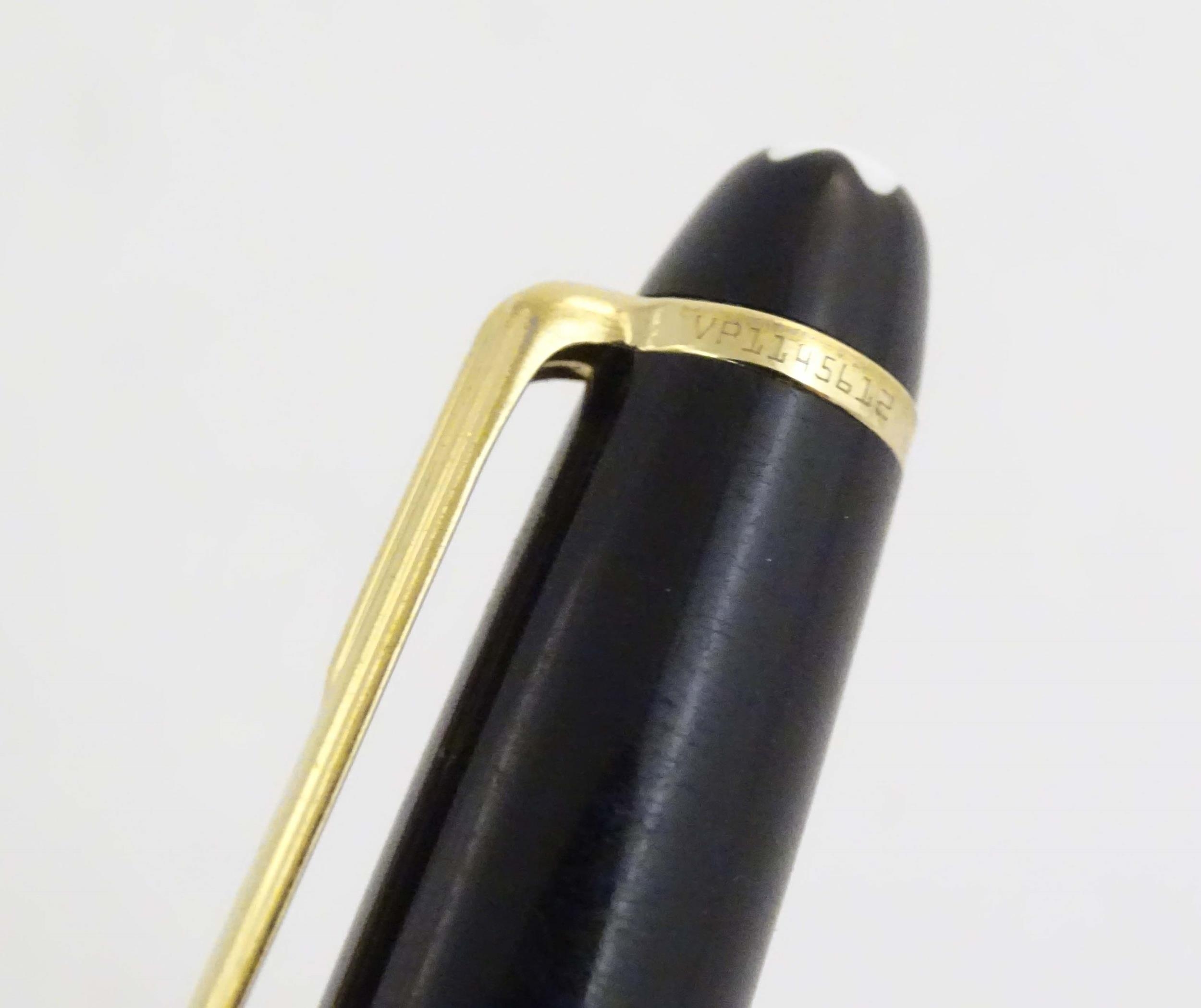 A cased Montblanc 'Meisterstuck' ballpoint pen, in black finish and decorated with gilt banding. - Image 12 of 12