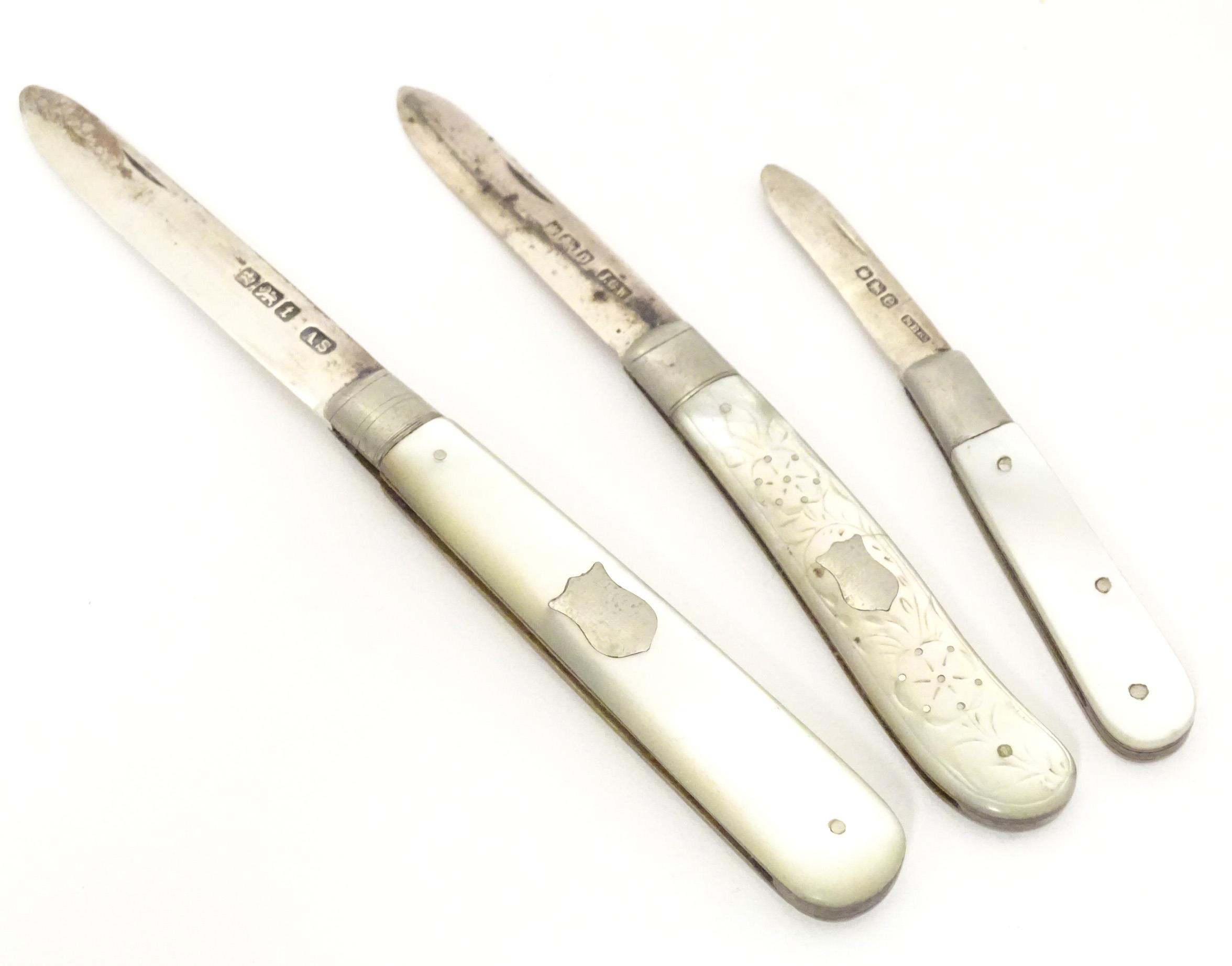 Three various silver folding fruit knives with mother of pearl handles hallmarked Sheffield 1911, - Image 3 of 5