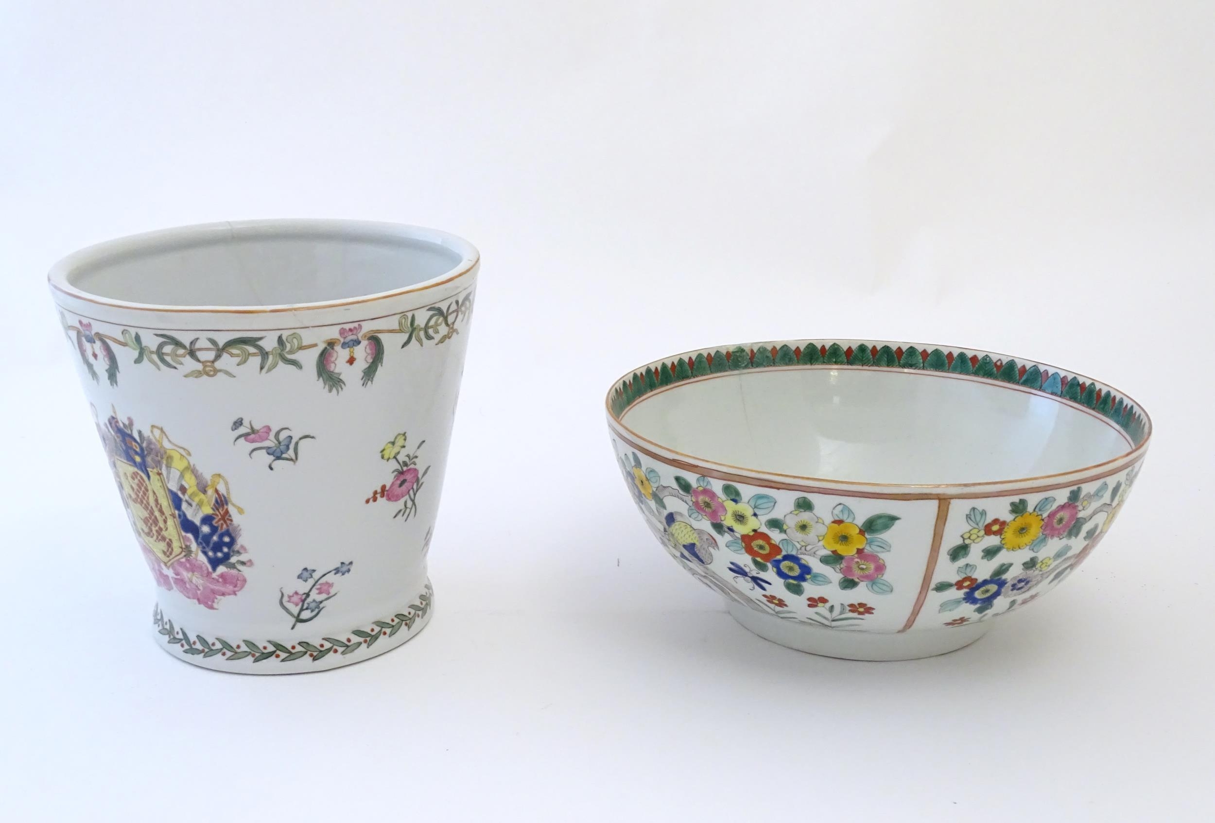 A Chinese bowl decorated with birds and flowers. Together with a Chinese planter / jardiniere of - Bild 4 aus 9